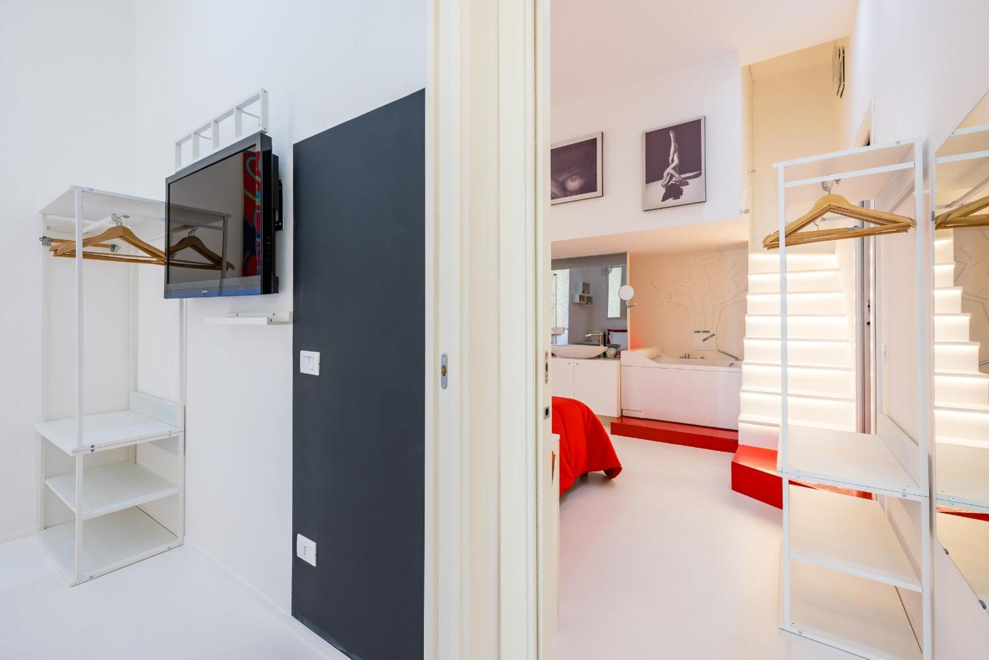 Apartment Morghen Red Passion And Pop Art